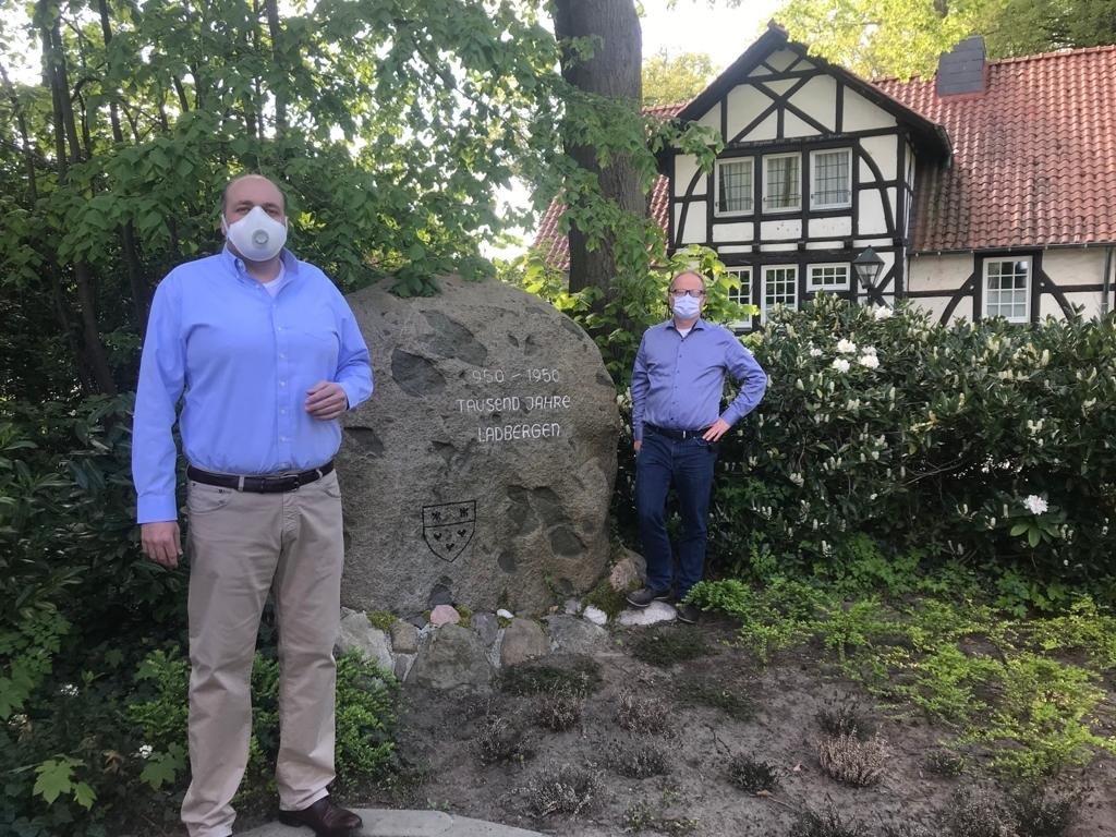 Mit dem Landratskandidat der CDU und FDP Mathias Krümpel beim Termin in Ladbergen